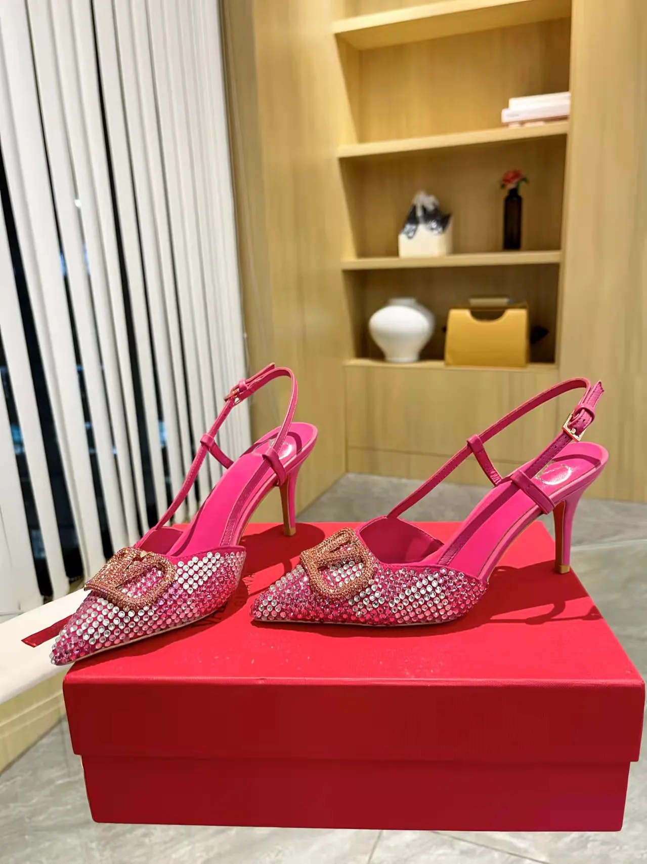 👟👟Ex-factory price 440👟👟 Genuine leather sole + 40 Kloesch diamond buckle Valentino.Valentino big v buckle single shoes ㊙️Latest series of counter genuine version with perfect details. Authentic products are made one to one. All details are consistent with genuine ones. The upper foot is very pedicure type. The key point is that it is very good and easy to control. It does not wear the feet and does not tire the feet. It is a walking artifact. The last shape is completely compared to the counter. The details are perfect. It is impossible to make such an exquisite product without the original version. Exclusive molded brass color. The highest version on the market. Fabric: imported sheepskin, lining and foot pads are all sheepskin. Color: 13 colors available. Sizes (34 to 42). Customized size 34 and 42. Non-returnable and non-exchangeable. Heel height: 7CM. Rubber sole. Genuine leather sole +40